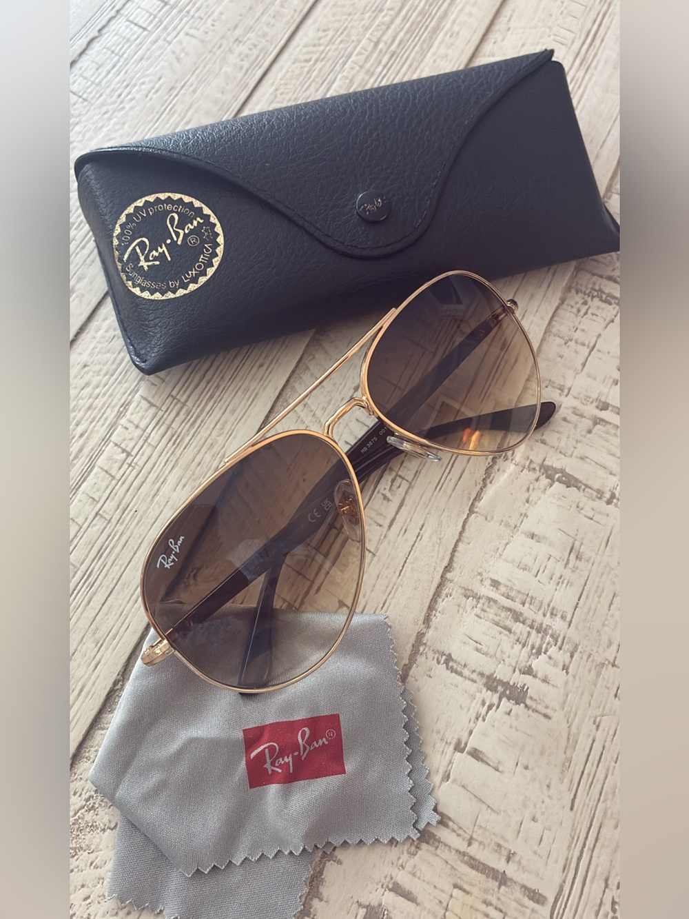 Ray-Ban Aviators w/ Gold Frame, Gradient lens. (Case & Cleaning Cloth Included!)